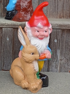 Süsser Gartenzwerg füttert Hase, Deko Gartenfigur, 30 cm hoch 4