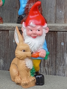 Süsser Gartenzwerg füttert Hase, Deko Gartenfigur, 30 cm hoch 5