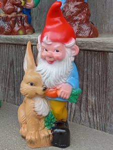 Süsser Gartenzwerg füttert Hase, Deko Gartenfigur, 30 cm hoch 7